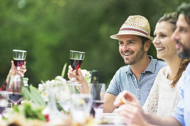 Lächelnde Menschen auf einer Gartenparty - ABF000584