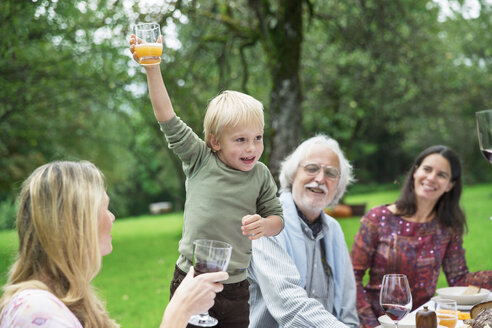 Junge hält Glas auf einer Gartenparty - ABF000555