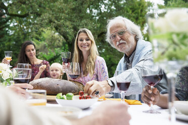 Menschen auf einer Gartenparty - ABF000556