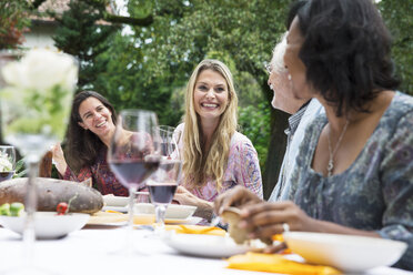 Menschen auf einer Gartenparty - ABF000589