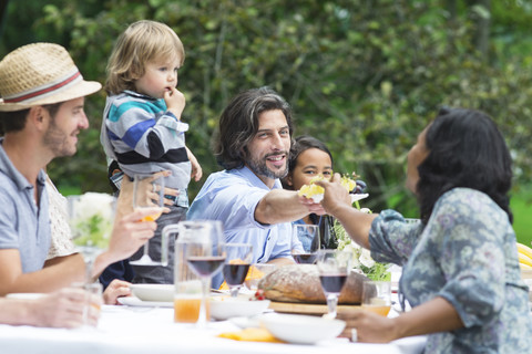 Menschen auf einer Gartenparty, lizenzfreies Stockfoto