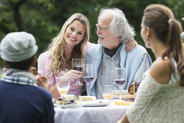 Menschen auf einer Gartenparty - ABF000557