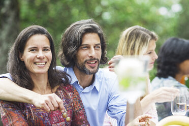 Glückliches Paar bei einer Gartenparty - ABF000559