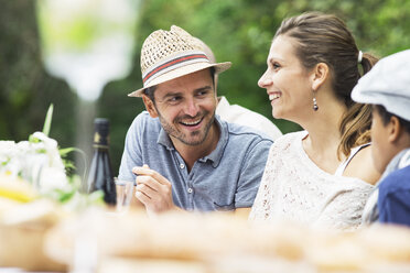 Drei Personen auf einer Gartenparty - ABF000593