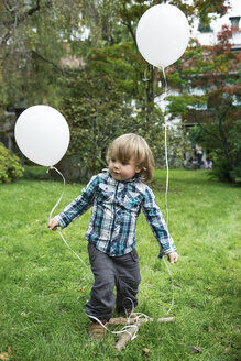 Kleinkind mit Luftballons im Garten - ABF000561