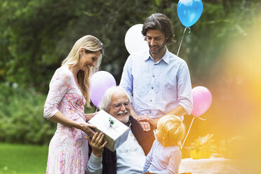 Großvater erhält Geschenke auf Geburtstagsfeier im Garten - ABF000597