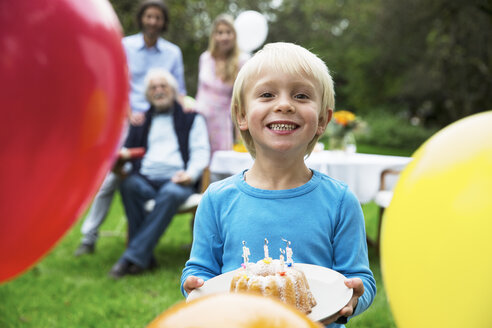 Junge im Garten mit Geburtstagstorte - ABF000570