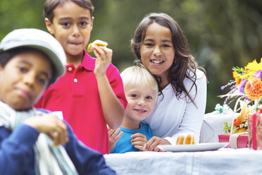 Vier Kinder auf einer Gartenparty - ABF000536