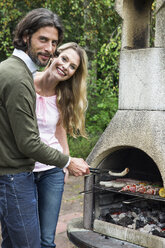 Pärchen beim Grillen - ABF000538