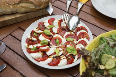 Tomate mit Mozzarella und Basilikum auf Teller - ABF000520