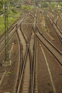 Deutschland, Berlin, Prenzlauer Berg, Zug- und U-Bahn-Schienen - FBF000291