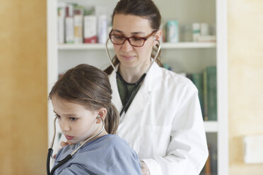 Germany, Girl at the pedeatrician - SGF000488