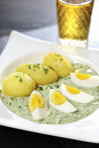 Teller mit Frankfurter Grüner Soße, Salzkartoffeln und Ei, lizenzfreies Stockfoto