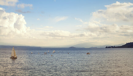 Neuseeland, Blick auf den Lake Taupo mit Booten - WV000534