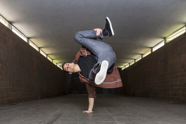 Deutschland, Porträt eines jungen Breakdancers in einer Unterführung - STS000376