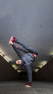 Deutschland, Porträt eines jungen Breakdancers in einer Unterführung - STS000372