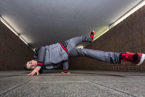 Deutschland, Porträt eines jungen Breakdancers in einer Unterführung - STS000371