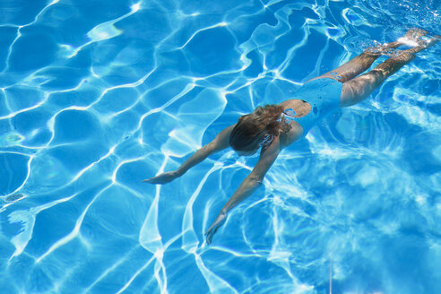 Italien, Frau taucht im Schwimmbad - GWF002684