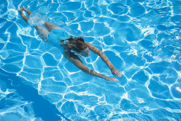 Italien, Frau taucht im Schwimmbad - GWF002685