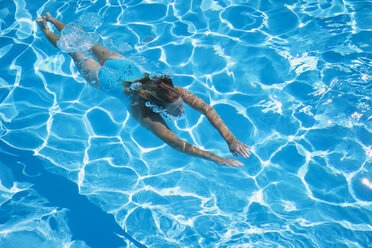 Italy, woman diving in swimmingpool - GWF002685