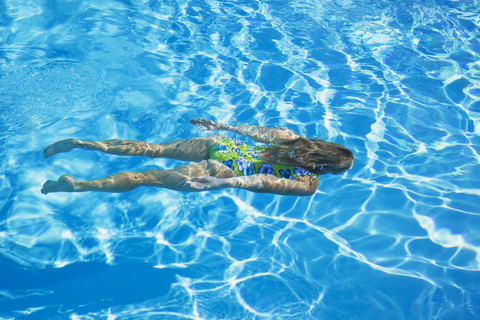 Italien, Frau taucht im Schwimmbad, lizenzfreies Stockfoto