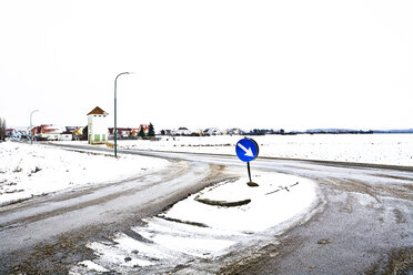 Austria, arrow sign at crossroad in winter - DISF000692