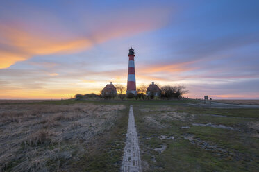 Deutschland, Schleswig-Holstein, Nordseeküste, Blick auf den Leuchtturm Westerheversand bei Sonnenuntergang - RJF000059