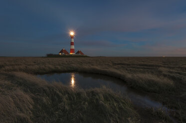 Deutschland, Schleswig-Holstein, Nordseeküste, Blick auf den Leuchtturm Westerheversand bei Nacht - RJ000062