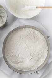 Frischkäse-Torte im Tortenring, erhöhte Ansicht - CSTF000202
