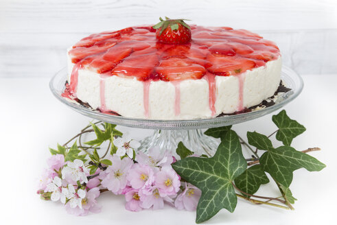 Erdbeer-Frischkäse-Torte auf Tortenständer - CSTF000193
