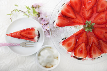 Erdbeer-Frischkäse-Torte auf Tortenständer und Scheibe Erdbeer-Frischkäse-Torte, Ansicht von oben - CSTF000190