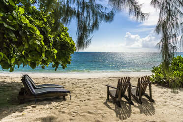 Seychellen, Nördliche Korallengruppe, Denis Island, Strand und Liegestühle - WEF000052