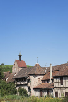 Frankreich, Elsass, Riquewihr, Haut-Rhin, Elsässische Weinstraße, Riquewihr, Dolder-Turm und außenliegende Stadtmauer mit integrierten Häusern - GW002711