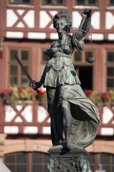 Deutschland, Hessen, Frankfurt, Deutschland, Hessen, Frankfurt, Gerechtigkeitsbrunnen, Skulptur der Justitia - WIF000529