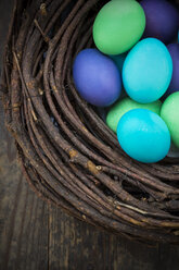 Gefärbte Ester-Eier im Nest - LV000934