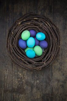 Gefärbte Ester-Eier im Nest - LV000933