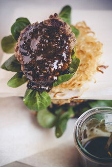 Ramen-Burger, mit Rindfleischpasteten und Feldsalat - SBDF000664