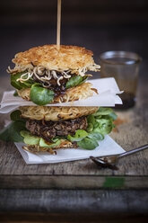 Ramen burgers, with beef patties and lamb's lettuce - SBDF000665