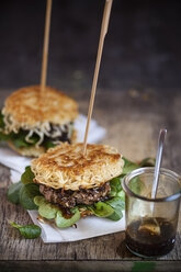 Ramen burgers, with beef patties and lamb's lettuce - SBDF000666