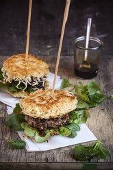 Ramen burgers, with beef patties and lamb's lettuce - SBDF000667