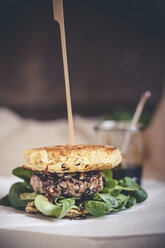 Ramen burgers, with beef patties and lamb's lettuce - SBDF000685