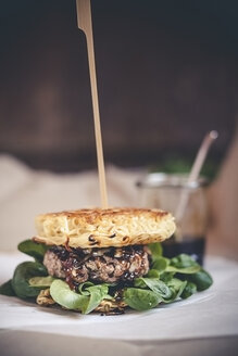 Ramen-Burger, mit Rindfleischpasteten und Feldsalat - SBDF000685