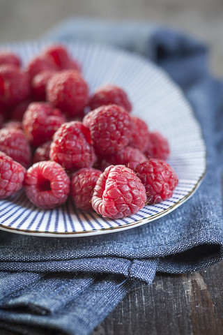 Himbeeren auf dem Teller, lizenzfreies Stockfoto