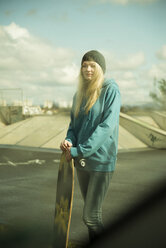 Germany, Mannheim, Young woman at skate park - UUF000038