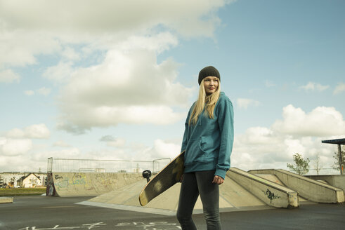 Deutschland, Mannheim, Junge Frau im Skatepark - UUF000001