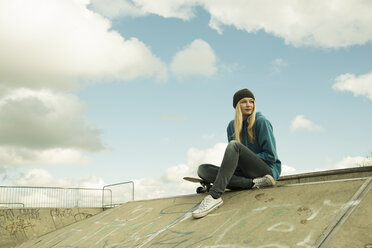 Germany, Mannheim, Young woman at skate park - UUF000030