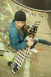 Deutschland, Mannheim, Junge Frau im Skatepark - UUF000056