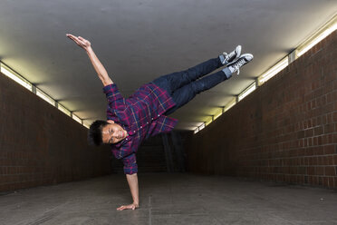 Junger Breakdancer in Unterführung - STS000384