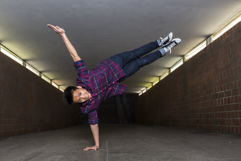 Young breakdancer in underpass - STS000384