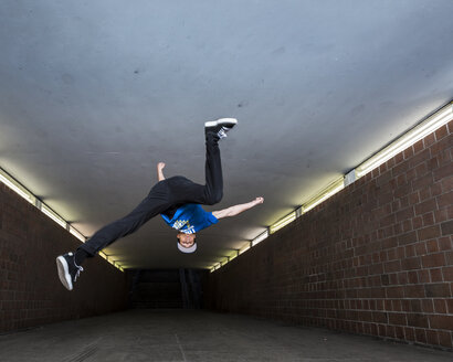 Junger Breakdancer in Unterführung - STS000383